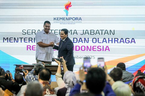 Menteri Pemuda dan Olahraga Erick Thohir saat serah terima jabatan dari pejabat lama Dito Ariotedjo di Kantor Kemenpora, Jakarta, Kamis (18/9/2025