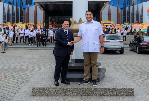 Menteri Pemuda dan Olahraga Erick Thohir saat serah terima jabatan dari pejabat lama Dito Ariotedjo di Kantor Kemenpora, Jakarta, Kamis (18/9/2025