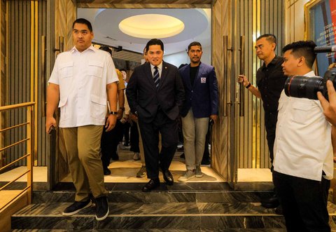 Menteri Pemuda dan Olahraga Erick Thohir saat serah terima jabatan dari pejabat lama Dito Ariotedjo di Kantor Kemenpora, Jakarta, Kamis (18/9/2025