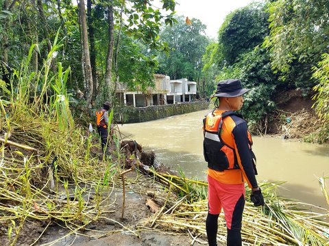 Tim SAR gabungan saat melakukan pencarian korban di wilayah Kabupaten Badung dan Kota Denpasar, Kamis (18/9)