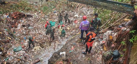 Tim SAR gabungan saat melakukan pencarian korban di wilayah Kabupaten Badung dan Kota Denpasar, Kamis (18/9)