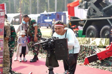 Warga menyaksikan senjata tempur TNI AD di Pintu Timur Silang Monas, Jakarta Pusat, Kamis (19/09/2025).