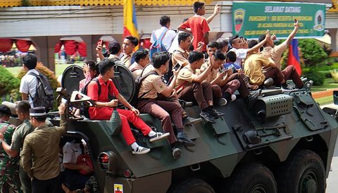 Murid sekolah berkeliling Monas dengan kendaran tempur TNI AD di Pintu Timur Silang Monas, Jakarta Pusat, Kamis (19/09/2025).