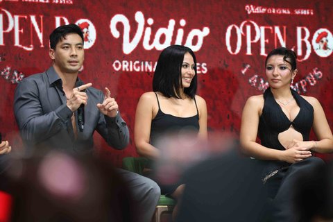 Pemeran drama komedi Open BO : I AM Campus Vidio Original Series: Yoshi Sudarso, Valerie Thomas  dan Shaloom saat jumpa pers di Midaz Senayan, Jakarta, Kamis (18/9/2025) malam.
