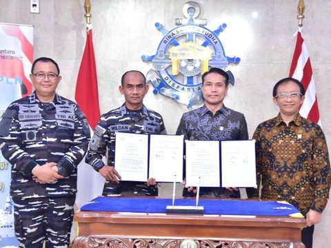 Penandatanganan PKS antara TNI AL yang diwakili Kadisfaslanal, Laksamana Pertama TNI Yusep Wildan (kedua dari kiri) dengan PLN yang diwakili GM PLN UID Jawa Timur, Ahmad Mustaqir (kedua dari kanan) disaksikan Direktur Retail dan Niaga PLN, Adi Priyanto (kanan) dan Asisten Logistik Kepala Staf Angkatan Laut, Laksamana Muda TNI Eko Sunarjanto (kiri) terkait layanan khusus jaringan listrik di Koarmada II