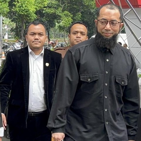 Pakai Baju Serba Hitam, Ustad Khalid Basalamah Penuhi Panggilan KPK Terkait Kasus Kuota Haji