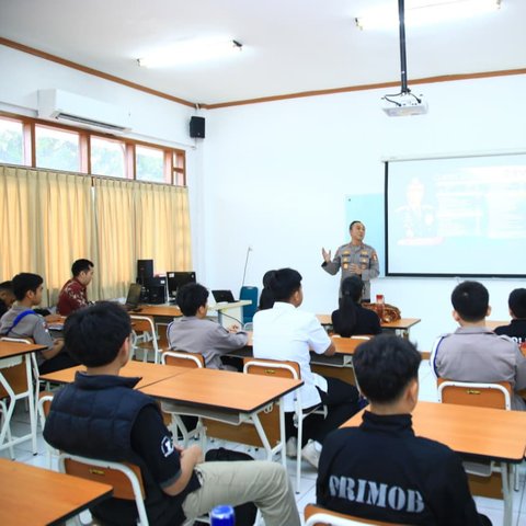 Kadiv Humas Polri Irjen Pol. Sandi Nugroho menghadiri Acara Parent&rsquo;s Day di SMP Labschool Kebayoran, Jakarta Selatan.
