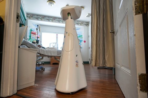 Robot Robin mengunjungi kamar pasien di Rumah Sakit Spesialis Anak HealthBridge Orange di Orange, California, Jumat (12/9/2025).