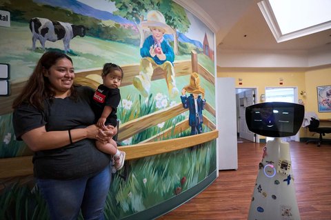 Robot Robin berinteraksi dengan Valentina dan ibunya, Erica Ruiz, di HealthBridge Children&rsquo;s Specialty Hospital, Orange, California, Jumat (12/9/2025).