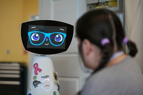Robot Robin mengunjungi kamar pasien di Rumah Sakit Spesialis Anak HealthBridge Orange di Orange, California, Jumat (12/9/2025).