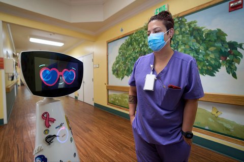 Koordinator kegiatan Melissa Delaney berinteraksi dengan Robot Robin di Rumah Sakit Spesialis Anak HealthBridge Orange di Orange, California, Jumat (12/9/2025).