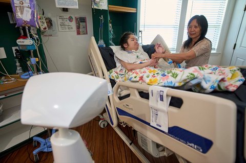 Robot Robin berinteraksi dengan Cara Nguyen bersama putrinya, Kathy, 18 tahun, di Rumah Sakit Spesialis Anak HealthBridge Orange di Orange, California, Jumat (12/9/2025).
