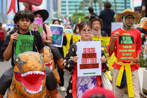 Massa aksi darurat perubahan iklim saat melakukan long march dari terowongan Kendal menuju   Patung Kuda, di jalan MH Thamrin, Jakarta (19/09/2025).