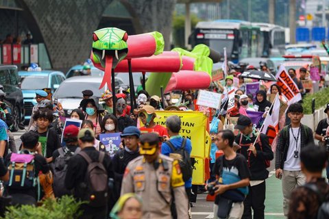 Massa aksi darurat perubahan iklim saat melakukan long march dari terowongan Kendal menuju   Patung Kuda, di jalan MH Thamrin, Jakarta (19/09/2025).