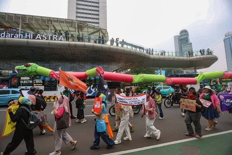 Massa aksi darurat perubahan iklim saat melakukan long march dari terowongan Kendal menuju   Patung Kuda, di jalan MH Thamrin, Jakarta (19/09/2025).