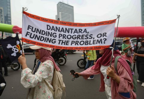 Massa aksi darurat perubahan iklim saat melakukan long march dari terowongan Kendal menuju   Patung Kuda, di jalan MH Thamrin, Jakarta (19/09/2025).