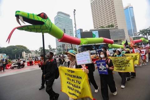 Massa aksi darurat perubahan iklim saat melakukan long march dari terowongan Kendal menuju   Patung Kuda, di jalan MH Thamrin, Jakarta (19/09/2025).