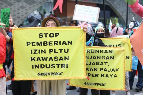 Massa aksi darurat perubahan iklim saat melakukan long march dari terowongan Kendal menuju   Patung Kuda, di jalan MH Thamrin, Jakarta (19/09/2025).