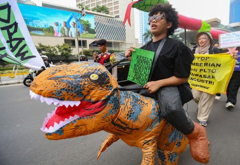 Massa aksi darurat perubahan iklim saat melakukan long march dari terowongan Kendal menuju   Patung Kuda, di jalan MH Thamrin, Jakarta (19/09/2025).