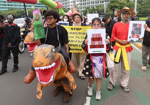 Massa aksi darurat perubahan iklim saat melakukan long march dari terowongan Kendal menuju   Patung Kuda, di jalan MH Thamrin, Jakarta (19/09/2025).