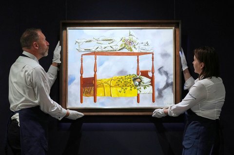 Lukisan karya Frida Kahlo berjudul El Sue&ntilde;o (La Cama) dipajang di balai lelang Sotheby's, New York, AS, Jumat (19/09/2025).