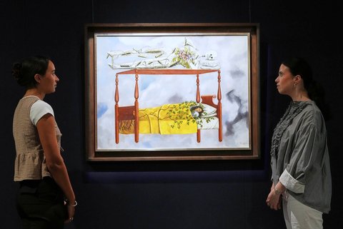 Lukisan karya Frida Kahlo berjudul El Sue&ntilde;o (La Cama) dipajang di balai lelang Sotheby's, New York, AS, Jumat (19/09/2025).