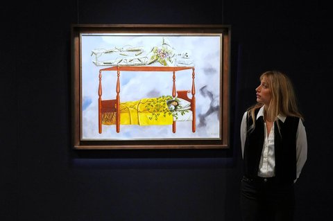 Lukisan karya Frida Kahlo berjudul El Sue&ntilde;o (La Cama) dipajang di balai lelang Sotheby's, New York, AS, Jumat (19/09/2025).
