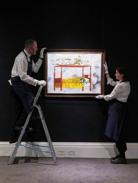Lukisan karya Frida Kahlo berjudul El Sue&ntilde;o (La Cama) dipajang di balai lelang Sotheby's, New York, AS, Jumat (19/09/2025).