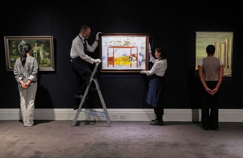 Lukisan karya Frida Kahlo berjudul El Sue&ntilde;o (La Cama) dipajang di balai lelang Sotheby's, New York, AS, Jumat (19/09/2025).