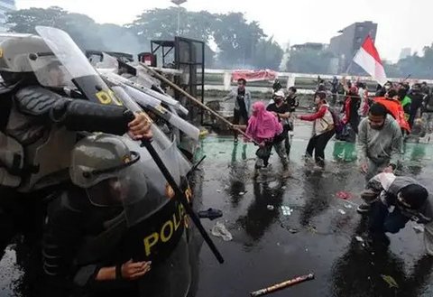 Massa demo tewasnya pengemudi ojol Affan Kurniawan membakar dua unit bus polisi di Markas Tim Gegana Korps Brimob Polri di Jalan Kramat Raya, Jakarta Pusat (Jakpus). (Antara