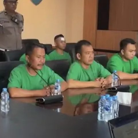 Nicholas memiliki gaya berpakaian yang cenderung santai namun tetap keren. salah satunya adalah memakai busana busana warna hitam. (Kapanlagi.com: Bayu Herdianto)