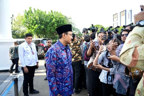 Menteri Sosial Saifullah Yusuf (Gus Ipul) usai mengikuti rapat terbatas dengan Presiden di Istana Negara