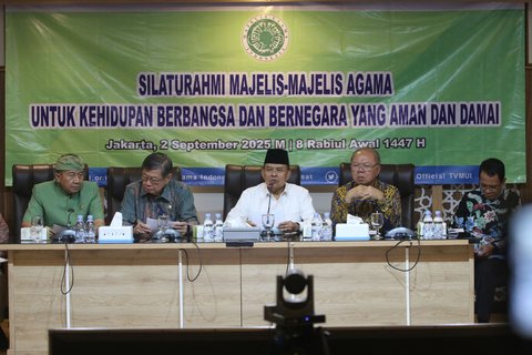 Ketua Bidang Kerukunan Antar-Umat Beragama MUI Yusnar Yusuf Rangkuti (tengah) bersama tokoh lintas agama saat  konferensi pers menanggapi aksi unjuk rasa di kantor Majelis Ulama Indonesia (MUI), Jakarta, Selasa (2/9/2025).