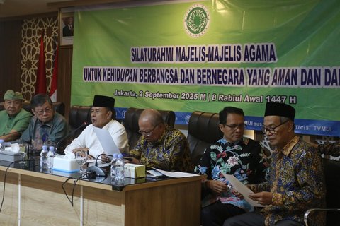 Ketua Bidang Kerukunan Antar-Umat Beragama MUI Yusnar Yusuf Rangkuti (tengah) bersama tokoh lintas agama saat  konferensi pers menanggapi aksi unjuk rasa di kantor Majelis Ulama Indonesia (MUI), Jakarta, Selasa (2/9/2025).