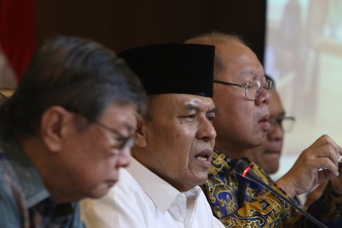 Ketua Bidang Kerukunan Antar-Umat Beragama MUI Yusnar Yusuf Rangkuti (tengah) bersama tokoh lintas agama saat  konferensi pers menanggapi aksi unjuk rasa di kantor Majelis Ulama Indonesia (MUI), Jakarta, Selasa (2/9/2025).