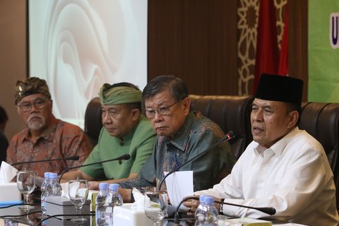 Ketua Bidang Kerukunan Antar-Umat Beragama MUI Yusnar Yusuf Rangkuti (tengah) bersama tokoh lintas agama saat  konferensi pers menanggapi aksi unjuk rasa di kantor Majelis Ulama Indonesia (MUI), Jakarta, Selasa (2/9/2025).