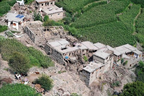 Rumah-rumah yang rusak terlihat dari helikopter setelah gempa bumi di desa Mazar Dara, distrik Nurgal, provinsi Kunar, Afghanistan Timur, Senin (01/09/2025).