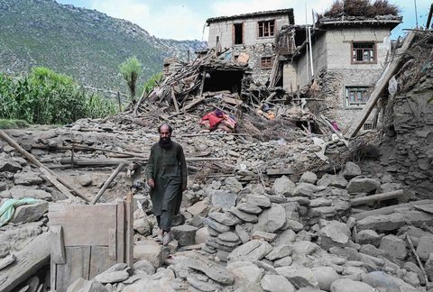 Warga berjalan  di dekat rumah-rumah yang rusak akibat gempa bumi di desa Mazar Dara, distrik Nurgal, provinsi Kunar, Afghanistan Timur, Senin (01/09/2025).