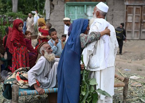 Keluarga korban berduka di luar rumah yang rusak akibat gempa bumi di desa Mazar Dara, Distrik Nurgal, Provinsi Kunar, Afghanistan Timur, Senin (01/09/2025).
