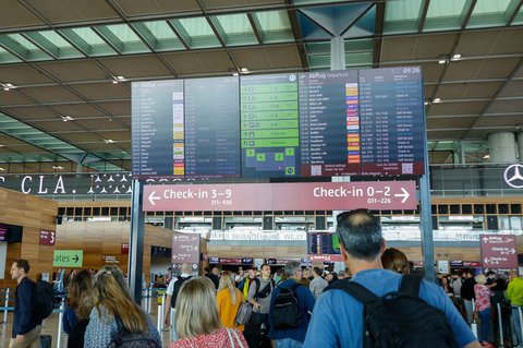 Calon penumpang berkumpul setelah serangan siber yang menyebabkan keterlambatan penerbangan di Bandara Berlin Brandenburg (BER) Berlin, Jerman, Sabtu (20/9/2025).