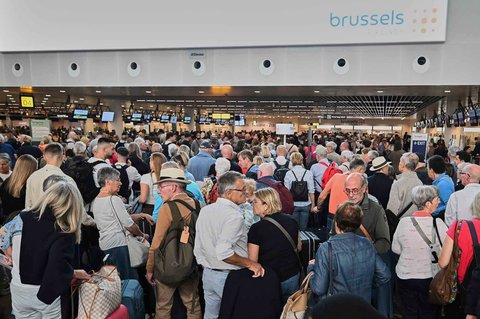 Calon penumpang berkumpul setelah serangan siber yang menyebabkan keterlambatan penerbangan di Bandara Internasional Brussels di Zaventem, Sabtu (20/9/2025).