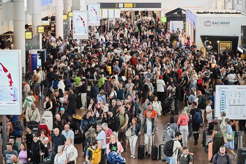 Calon penumpang berkumpul setelah serangan siber yang menyebabkan keterlambatan penerbangan di Bandara Internasional Brussels di Zaventem, Sabtu (20/9/2025).