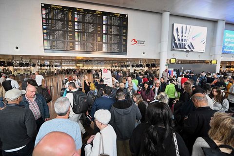 Calon penumpang berkumpul setelah serangan siber yang menyebabkan keterlambatan penerbangan di Bandara Internasional Brussels di Zaventem, Sabtu (20/9/2025).