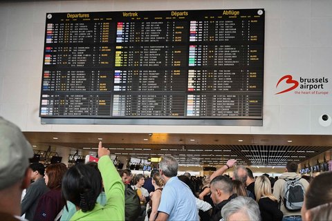 Calon penumpang berkumpul setelah serangan siber yang menyebabkan keterlambatan penerbangan di Bandara Internasional Brussels di Zaventem, Sabtu (20/9/2025).