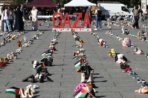 Sepatu-sepatu dibentangkan sebagai aksi simbolis mengenang puluhan ribu warga Palestina yang tewas dalam serangan Israel di Gaza di Place Kleber, Strasbourg, Prancis, Sabtu (20/9/2025).