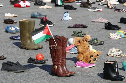 Sepatu-sepatu dibentangkan sebagai aksi simbolis mengenang puluhan ribu warga Palestina yang tewas dalam serangan Israel di Gaza di Place Kleber, Strasbourg, Prancis, Sabtu (20/9/2025).