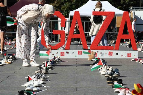 Sepatu-sepatu dibentangkan sebagai aksi simbolis mengenang puluhan ribu warga Palestina yang tewas dalam serangan Israel di Gaza di Place Kleber, Strasbourg, Prancis, Sabtu (20/9/2025).