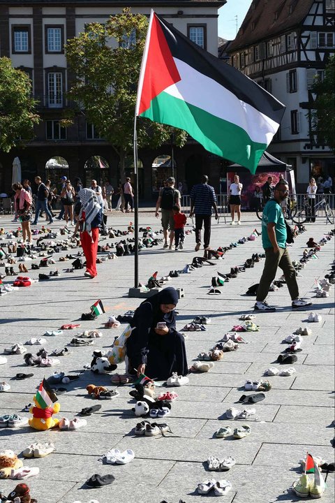 Sepatu-sepatu dibentangkan sebagai aksi simbolis mengenang puluhan ribu warga Palestina yang tewas dalam serangan Israel di Gaza di Place Kleber, Strasbourg, Prancis, Sabtu (20/9/2025).