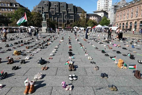 Sepatu-sepatu dibentangkan sebagai aksi simbolis mengenang puluhan ribu warga Palestina yang tewas dalam serangan Israel di Gaza di Place Kleber, Strasbourg, Prancis, Sabtu (20/9/2025).