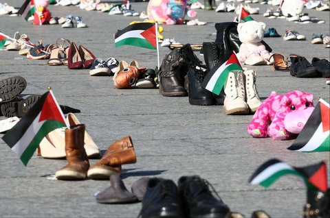 Sepatu-sepatu dibentangkan sebagai aksi simbolis mengenang puluhan ribu warga Palestina yang tewas dalam serangan Israel di Gaza di Place Kleber, Strasbourg, Prancis, Sabtu (20/9/2025).